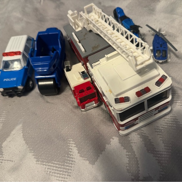 Lot of Fire and Police trucks and vehicles, totall six! Including a helicopter! - Picture 1 of 7